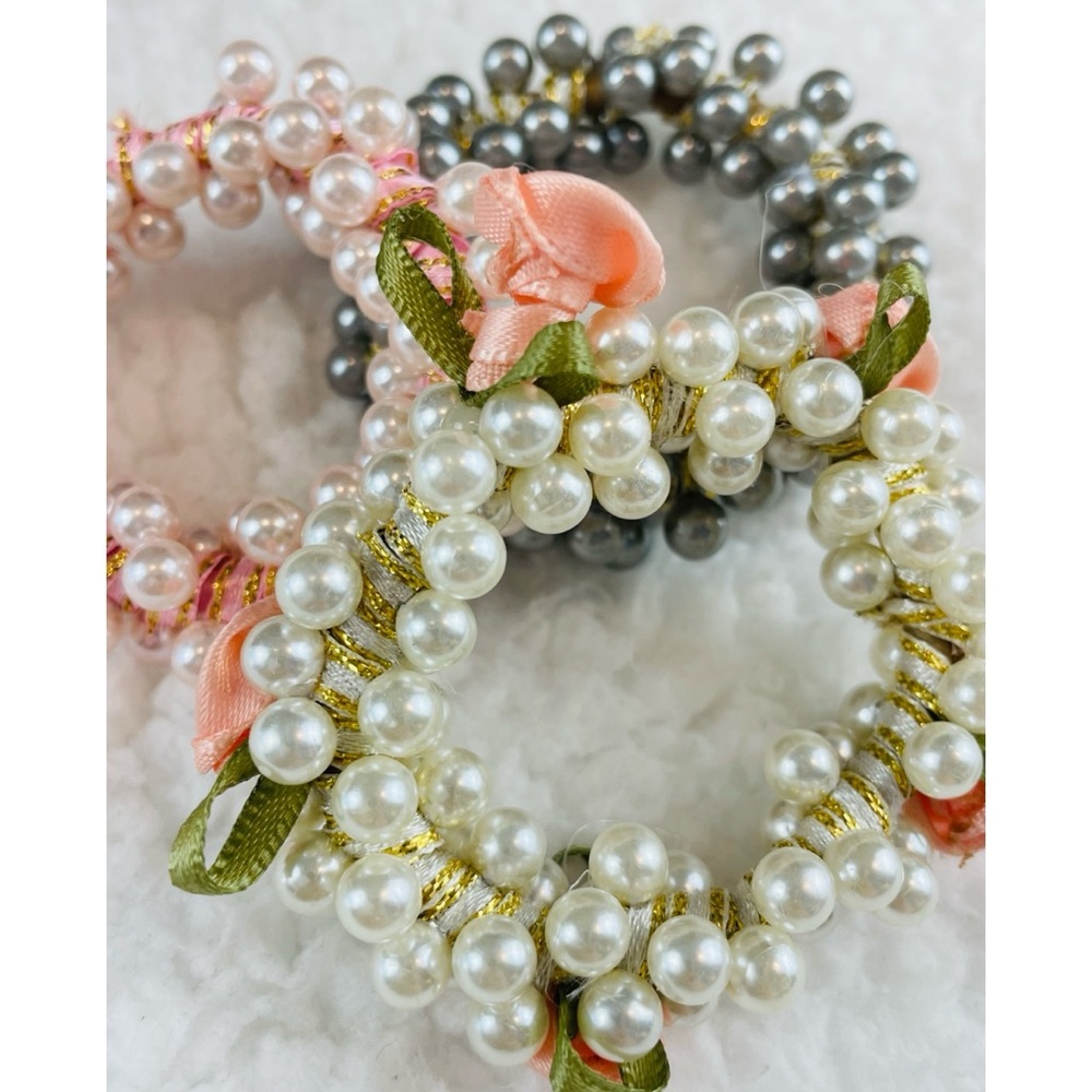 (NWOT) 3-Piece Pearl and Flower Hair Tie Set - Picture 4 of 13
